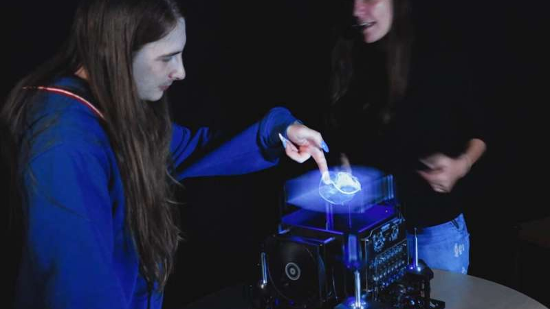 Представлен первый в мире интерактивный голографический дисплей — в нём можно «покрутить» машинку и не только