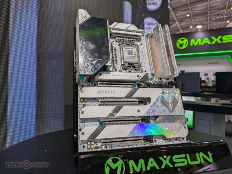 Maxun показала концепт компактной СЖО для внешних видеокарт с большим экраном