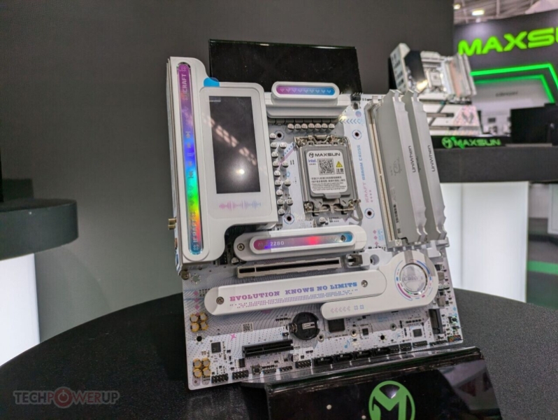 Maxun показала концепт компактной СЖО для внешних видеокарт с большим экраном