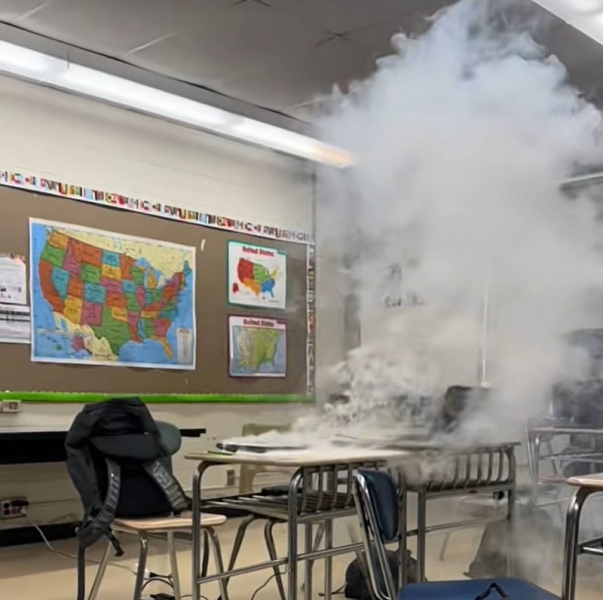 Ради лайков в TikTok школьники стали массово втыкать в порты Chromebook металлические предметы