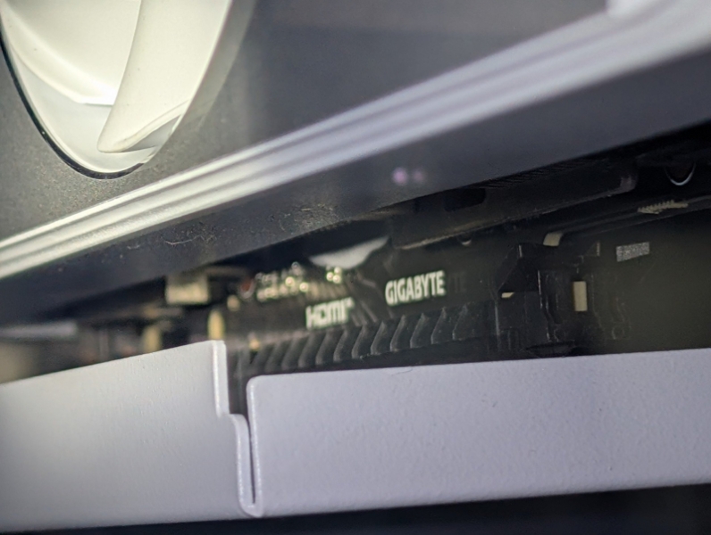 Репутация Gigabyte дала течь: всё больше владельцев RTX 5000 жалуются на вытекающие термопрокладки