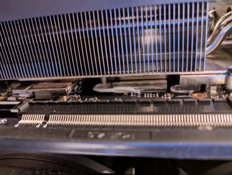 Репутация Gigabyte дала течь: всё больше владельцев RTX 5000 жалуются на вытекающие термопрокладки