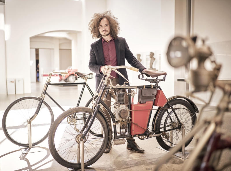 Škoda вернулась к истокам, представив концепт электрического мотоцикла Slavia B