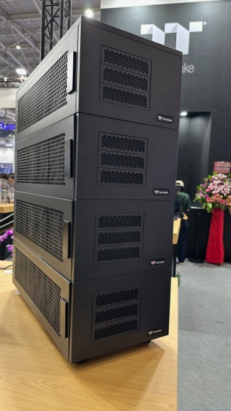 Thermaltake показала ПК-корпус IX700 с иммерсионным охлаждением комплектующих