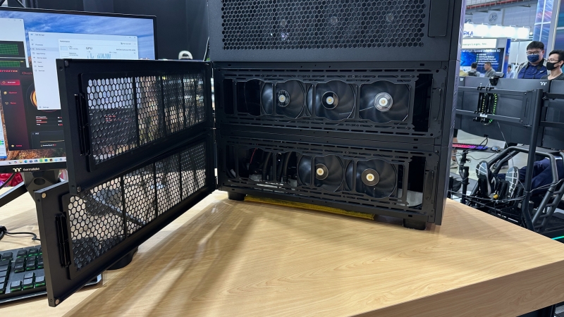 Thermaltake показала ПК-корпус IX700 с иммерсионным охлаждением комплектующих