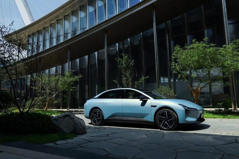 Китайская XPeng выпустила электромобиль MONA M03 Max за $20 000 с бесплатными автопилотом