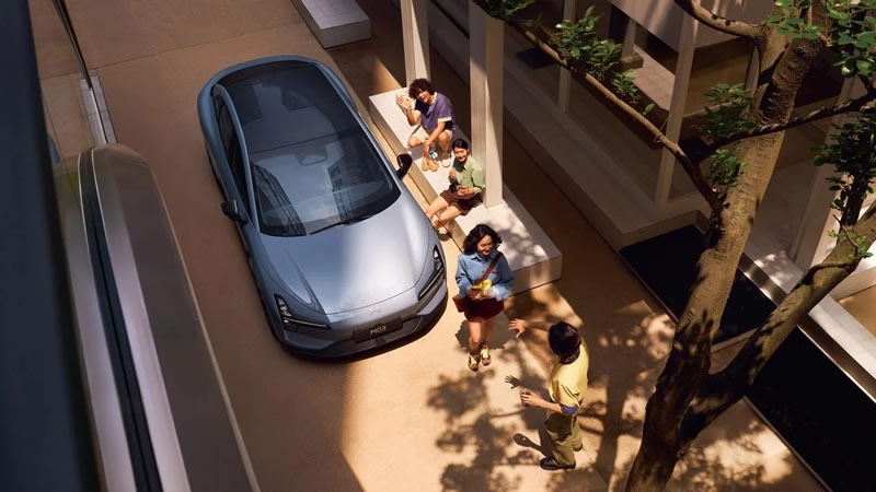 Китайская XPeng выпустила электромобиль MONA M03 Max за $20 000 с бесплатными автопилотом