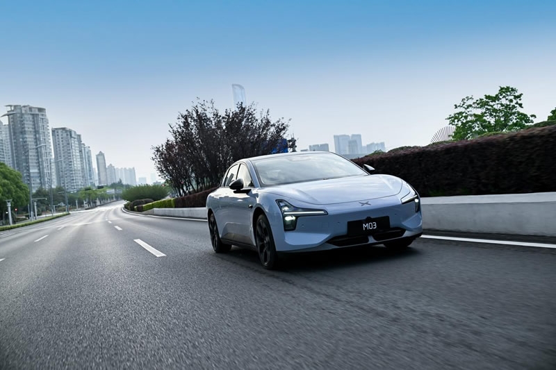 Китайская XPeng выпустила электромобиль MONA M03 Max за $20 000 с бесплатными автопилотом