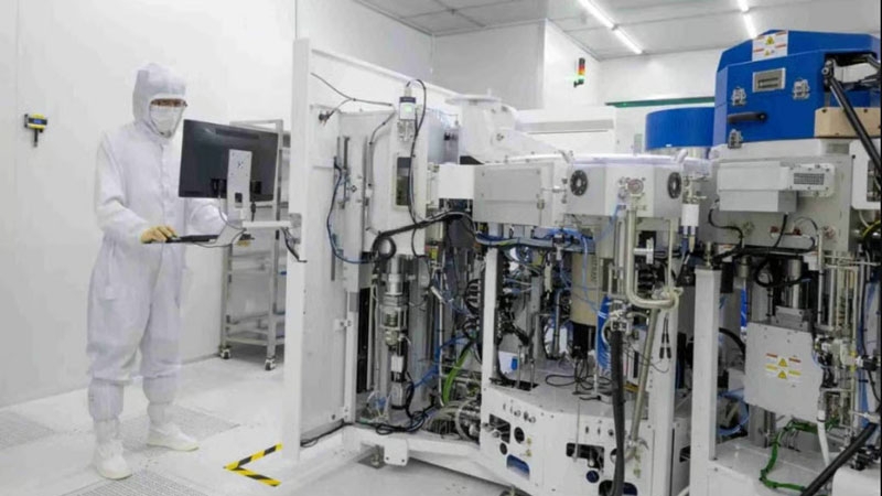 Лазейки в санкциях позволили Китаю создать первый в мире полный цикл производства передовых фотонных чипов