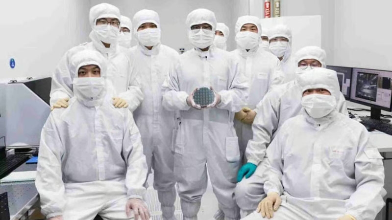 Лазейки в санкциях позволили Китаю создать первый в мире полный цикл производства передовых фотонных чипов
