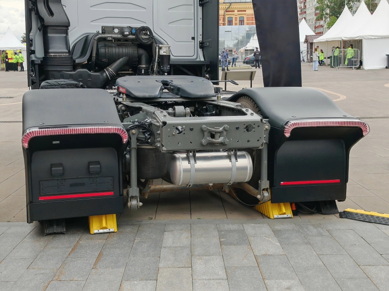 Российский беспилотный тягач Navio L5 показали живьём — без кабины, но с LED-экраном