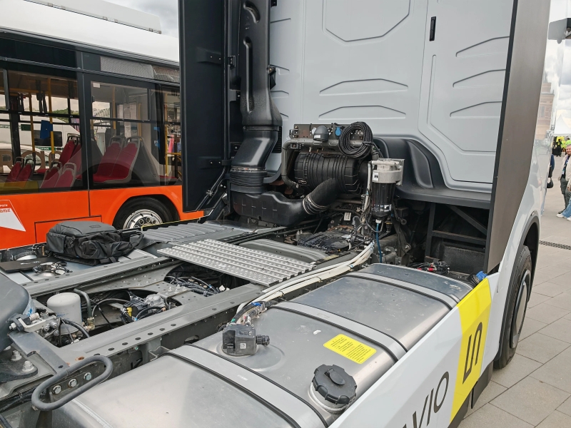 Российский беспилотный тягач Navio L5 показали живьём — без кабины, но с LED-экраном