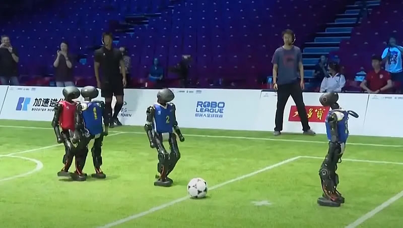 В Пекине прошёл первый в мире футбольный турнир между гуманоидными роботами