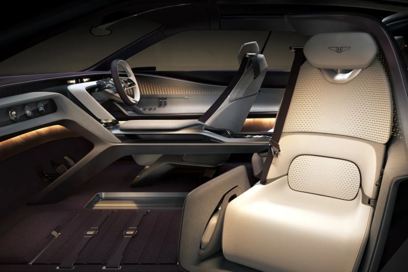 Bentley показала EXP 15 — люксовое трёхместное электрическое купе с длинным капотом