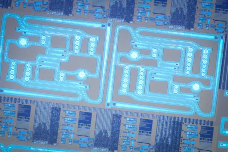 Электронно-фотонный квантовый чип впервые изготовили на обычном полупроводниковом заводе — массовое производство не за горами