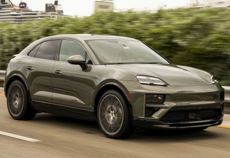 Электрический Porsche Macan после обновления обзавёлся электронным ключом и поддержкой трансляции игр