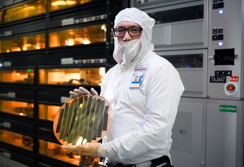 Правительственные вливания в капитал Intel не спасут компанию без крупных клиентов на новые техпроцессы