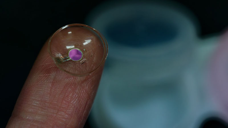 Представлена первая в мире контактная OLED-линза для самостоятельной диагностики сетчатки глаза