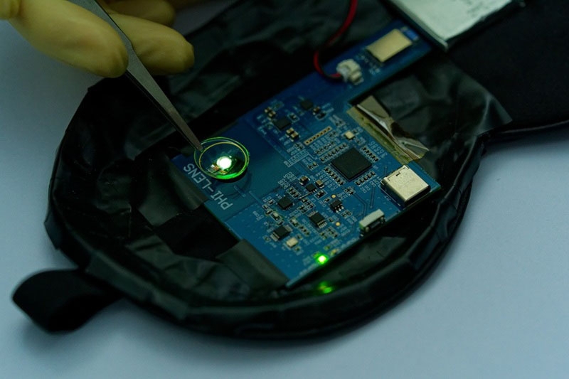 Представлена первая в мире контактная OLED-линза для самостоятельной диагностики сетчатки глаза