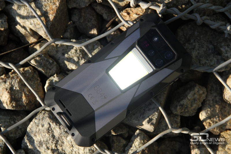 8849 TANK 4 Pro — первый в мире защищённый смартфон с HD-проектором