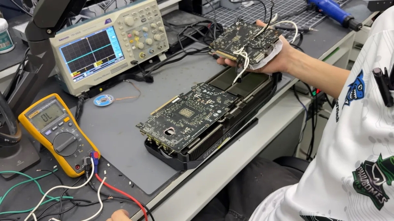 Энтузиасты починили продырявленную GeForce RTX 5070 Ti с помощью AMD Radeon RX 580