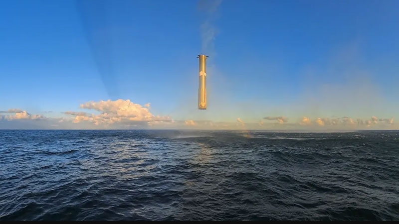 Огромный ускоритель SpaceX Super Heavy картинно завис над водами залива, прежде чем навсегда исчезнуть в пучине