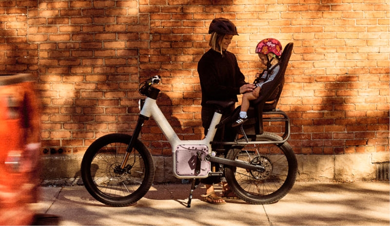 Rivian показала электровелосипед странного вида, его четырёхколёсную версию и передовой шлем