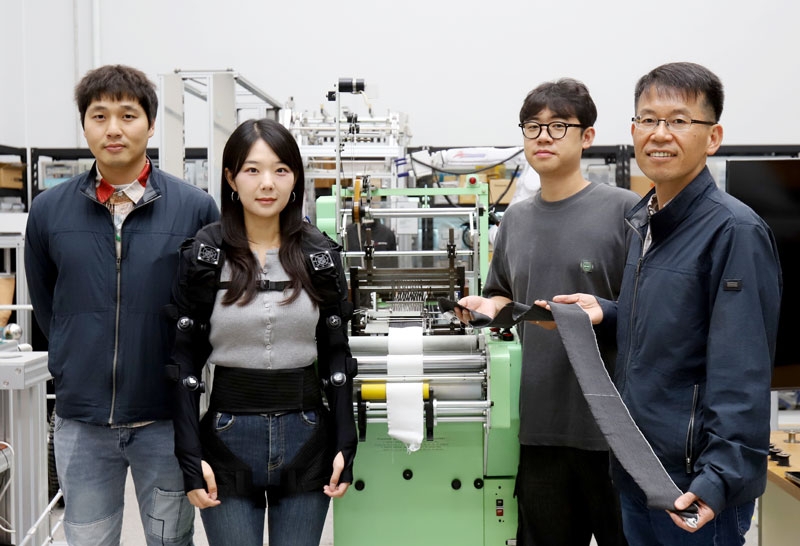 В Южной Корее показали костюм со встроенным экзоскелетом — робо-ткань готовы выпускать серийно