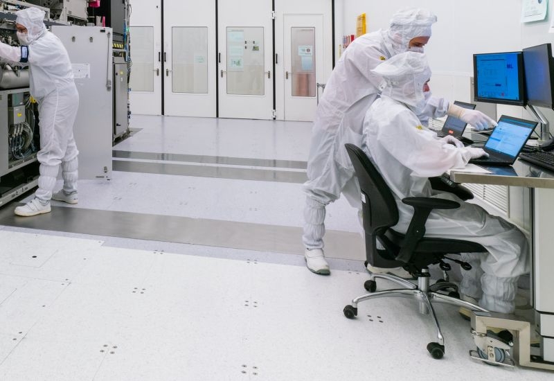 Инженеры стали дефицитнее чипов: даже щедрые бонусы TSMC и SK hynix не спасают от кадрового голода