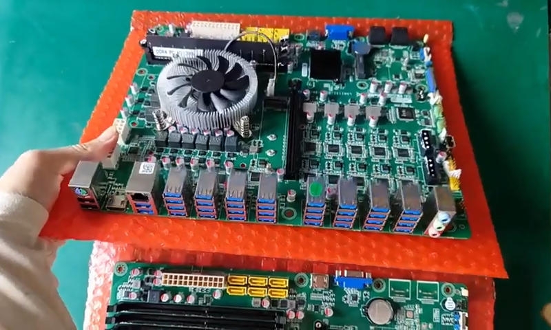 Материнская плата для телефонных спамеров показалась на фото — у неё 36 портов USB