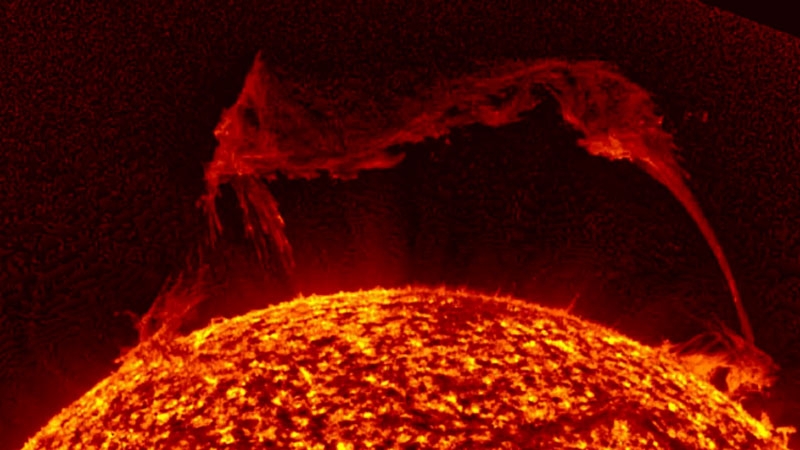 От Солнца оторвался гигантский протуберанец, который уже прозвали «Царём»